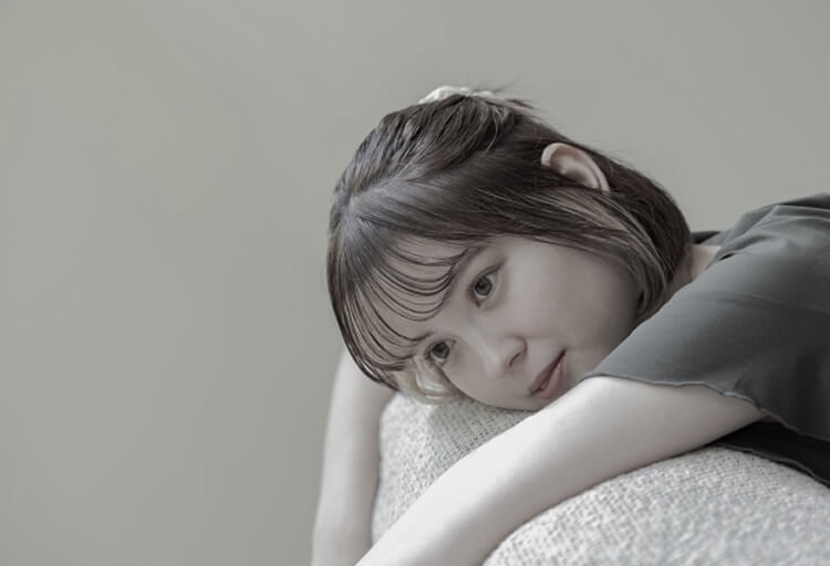 悩む女性